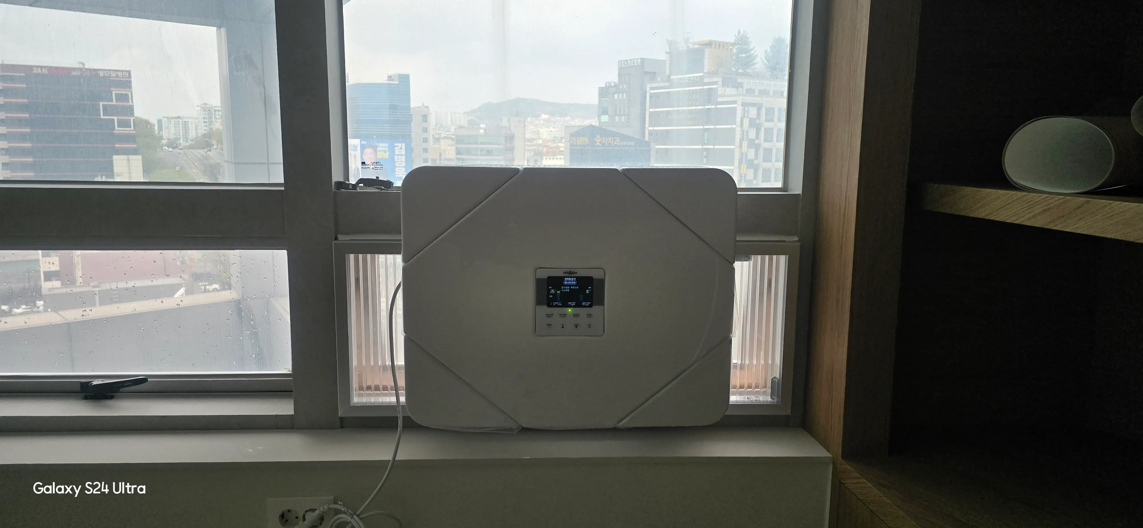 공기 상태를 LCD로 표시하는 무덕트 전열교환기 헤파람 S70 정면